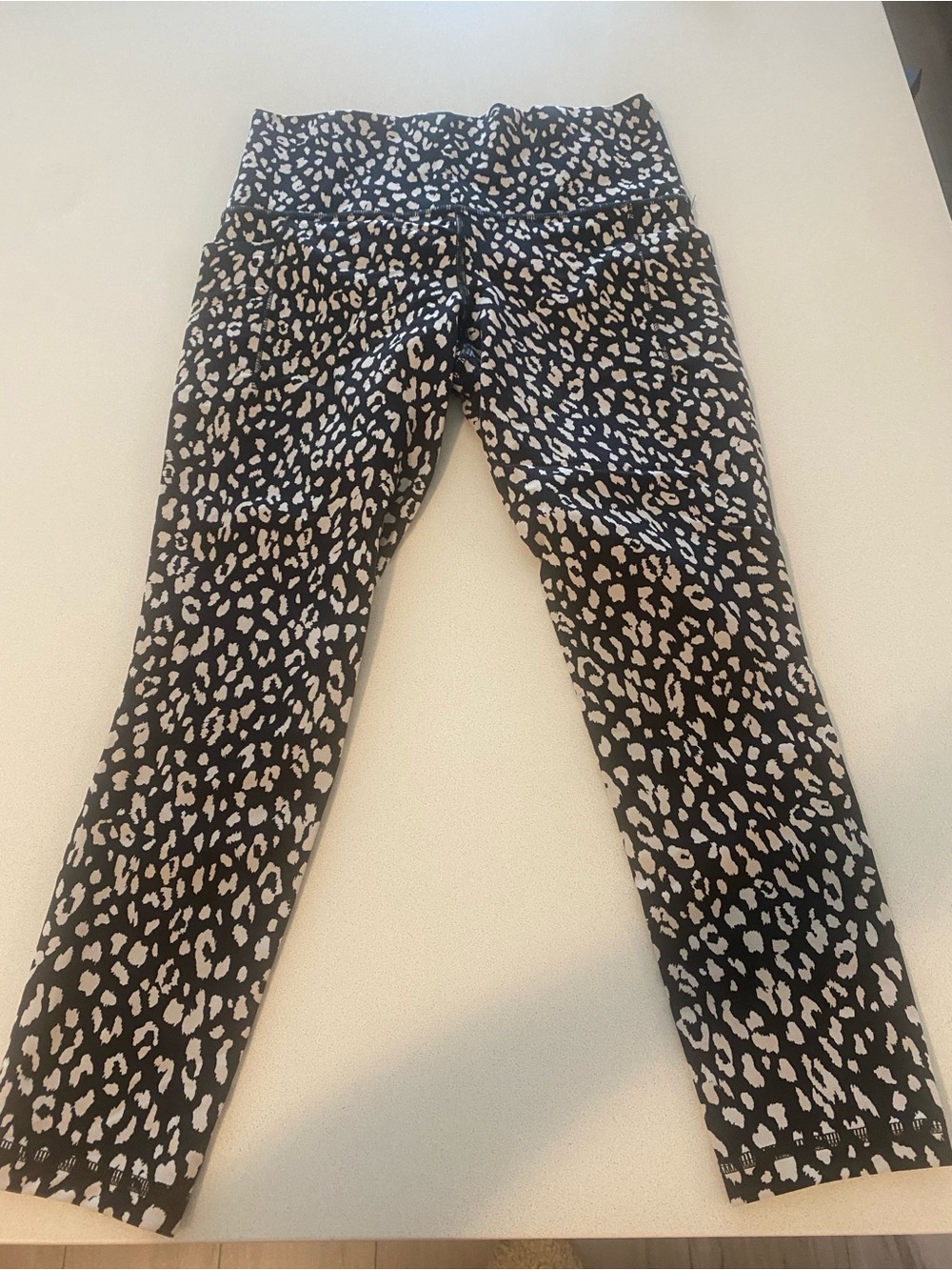 Athleta Salutation stash tights 7/8 length Like New